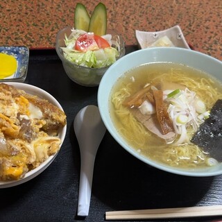 工藤精肉店食堂部 - 料理写真:Bセット(ミニカツ丼、ラーメン、サラダ、お新香)¥1100