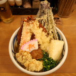 麺匠 釜善 - 年明けうどん（特盛） + タラバかにかま天 + 大きな博多なす天 + きつね揚げ + とり天 + 丸天（薩摩揚げ）