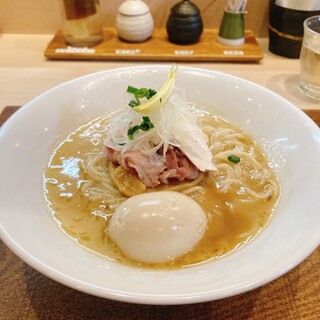 論露に不二 - 料理写真:濃厚蕎麦、味玉。

いわゆる鶏白湯。
濃厚でかなり美味しい鶏白湯だった。