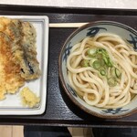 宮武讃岐うどん - 料理写真:かけうどん(温)とイカ天、なす天。