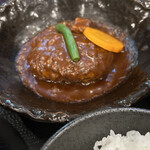 らぁ麺 まえ田 - ラーメンセットは100gハンバーグ　ハンバーグ定食だと200gになる