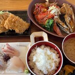 平塚漁港の食堂 - 煮付けにアジフライ、刺身も付いてる