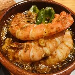 上六ワイン - 足赤エビと万願寺とうがらしのアヒージョ