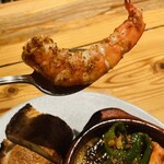 上六ワイン - 足赤エビと万願寺とうがらしのアヒージョ