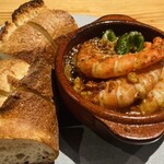 上六ワイン - 足赤エビと万願寺とうがらしのアヒージョ