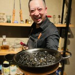 上六ワイン - アオリイカのイカスミパエリアとシェフの笑顔