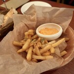 ワインの酒場。ディプント - とまらないポテトフライ〜特製チリマヨ〜