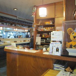 割烹 梅屋 - お店に入ったところです。ここで最初にメニューを決めてお金払います