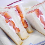 フルーツパーラーフクナガ - いちごサンド