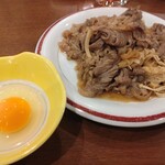 今日海飯店 - おすすめメニューから個数限定の｢山形牛のすき焼き風｣です。甘辛いすき焼き味で生たまごをつけていただきました♪