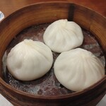 今日海飯店 - ｢小籠包｣です。当然アツアツで、口の中火傷注意な一品ですっ!!