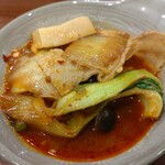 今日海飯店 - 鍋で提供されたモノを取り分けた画像ですが｢麻辣火鍋｣です。麻のシビレ感、辣の辛さが相まって身体の芯からアツアツになりました。かなり辛いです。