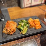 万両 肥後橋店 - キムチ盛り合わせ3種山芋が最高