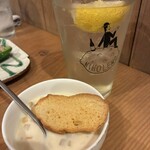 酒場ニホレモ - お通しのグラムチャウダーとレモンサワー
