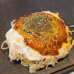 お好み焼鉄板焼 まんまる - 肉玉そば(税込960円)
            ・茹で生中太麺(磯野製麺所)
            ・オタフクソース(フルーティーな甘さ)
            ・焼き方:焼きエリアは別で不明
            ・焼き上がりの形:綺麗なドーム形
            ・鉄板で食べます
