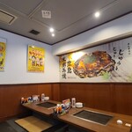 お好み焼鉄板焼 まんまる - 小上がりエリアの壁には写真入りの拘り解説の大きな壁画があり、また各種のポスター等が飾られていました