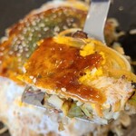 お好み焼鉄板焼 まんまる - フルーティーな甘みのオタフクソース、麺は表面はパリッとしてますがバリバリではなく芯に軟らかさがあり流石の焼き加減、山盛りの千切り甘藍は注水され蒸し焼きされ甘みが引き出されています