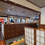 お好み焼鉄板焼 まんまる - 店内は淡い灰色の天井、淡いクリーム色の壁&腰高までの木板張り壁、テーブルエリアは焦茶色の木板張り床、小上がりは灰色の琉球畳、お好み焼き屋さんというよりも居酒屋さんぽい空間、BGMはJ-POP&洋楽