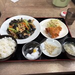福飯店 - 料理写真:暫く待つと注文したキクラゲと豚肉の炒め定食９８０円の出来上がりです