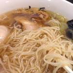 吉辰 - 麺は低下水細ストレート
            角屋と似ているけど…若干細？
            固茹ではグッジョブっすね。