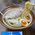 煮卵サービス（背脂・ニンニク）