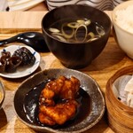 口水食堂 - 今月の2種盛り（メインが黒酢餡かけとよだれ鶏）