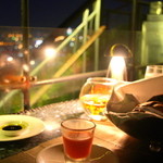 Vertigo & Moon Bar - Barスペースと違いゆったり落ち着いた雰囲気。