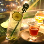 Vertigo & Moon Bar - バンコクの夜景を眺めながらいただくジントニック。斜めになったグラスのフォルムもイイ感じ。