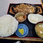 ドライブインあけみ - ホルモン定食