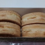 御座候 - 赤餡と白餡、２個２個(ニコニコ)です(*^_^*)