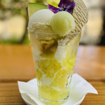 フルーツカフェ ニジ - パフェ　横から