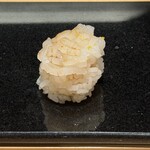 鮨と天草大王 天音 - 槍烏賊　細切りにした身の上に振り柚子