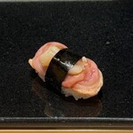 鮨と天草大王 天音 - 赤貝の紐、上に乗っているのはあこや貝の貝柱