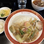 静華食堂 - 料理写真:スープ、漬物、マカロニサラダ付き
