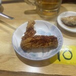 餃子飯店 - 手羽中、唐辛子チップは見た目ほど辛くなく美味しい！