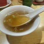 餃子飯店 - チャーハンに付けてくれる、ラーメンと同じスープ。激旨！