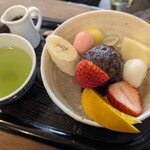 秀月堂 - あんみつ　レモンのシロップか黒蜜を選びます　今回は黒蜜