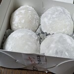 秀月堂 - 銀のカップが粒あん、紙のカップが白あんです