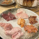 炭火焼肉ホルモン 横綱三四郎 - 