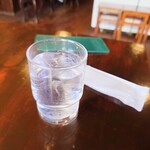 中華ごはん れんげ食堂 - 着席後すぐに提供してくれる、冷たい"お水"と"紙おしぼり"。