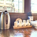 中華ごはん れんげ食堂 - 卓上常備のカスターセット。