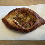 小麦工房パナシェ - 料理写真:豚トロベーコンとガーリックバターの塩パン２２６円。  沖縄産くんちゃまベーコンと自家製ガーリックを使ったこの日の数量限定パンです。