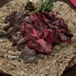 たくまんま - ナガスクジラの霜降り部位　2% 尾の身、顎、しおふきの筋肉 日高の一等昆布を10年熟成したもので1か月サンド