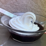 スガキヤ - 料理写真:☆クリームぜんざい(290えん)
北海道大納言小豆を使用した〖ぜんざい〗
の上には人気の〖ソフトクリーム〗がトッピング♬.*゚
ぜんざいの甘さが疲れた体に染み渡りホッとする美味しさ٩(๑ᵕᴗᵕ๑)︎و︎