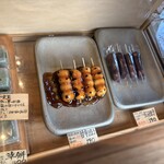 梅香亭 - ショーケース内に並ぶ品々
