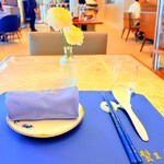 蟹王府 - 青基調の高級感あるテーブルセット