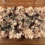 梅香亭 - 赤飯大に、ごま塩を振りかけて