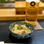 寿し辰 - 鯛の粕汁（お通し）
      酒粕の濃厚なコクと旨み、もっと食べたい！温まりたい♡  鯛の身もほろほろ♪
      こりゃビールじゃないな、熱燗だな♡