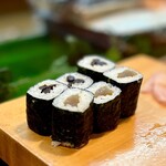 寿し辰 - 牛蒡巻きと奈良漬巻き
      寿司の最後の〆にはやっぱり海苔巻き♪
      これを摘みながら日本酒飲んだり緑茶を飲んだりお味噌汁を飲んだり(^^)