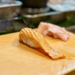 寿し辰 - サーモン炙り
      サーモンもメイラード反応がおいしい魚よね♡